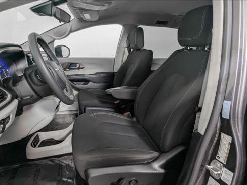 Used 2023 Chrysler Voyager LX FWD image 14