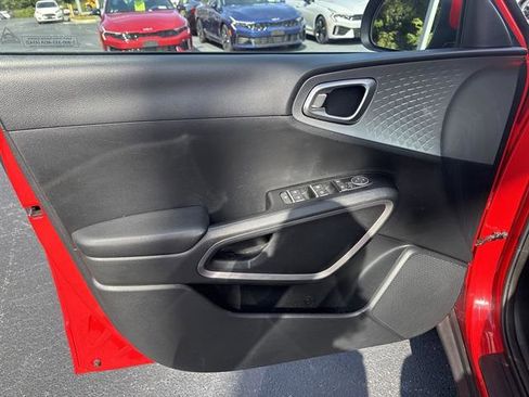 Used 2025 Kia Soul LX image 9