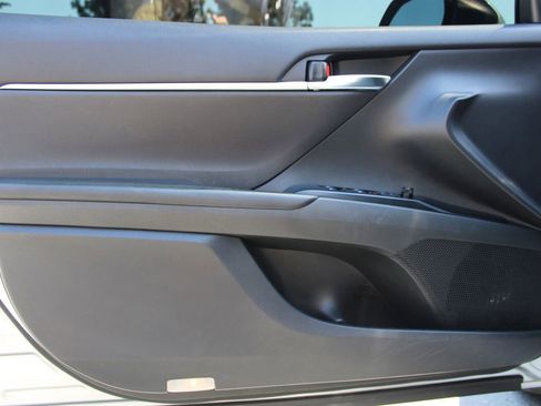 Used 2018 Toyota Camry SE FWD image 7