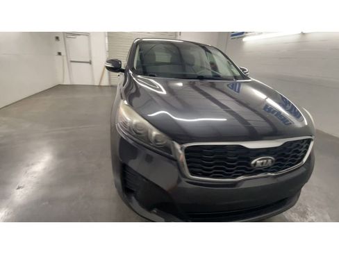 Used 2019 Kia Sorento LX image 3