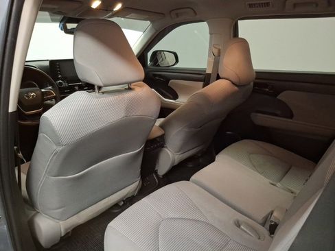 Used 2022 Toyota Highlander LE image 13
