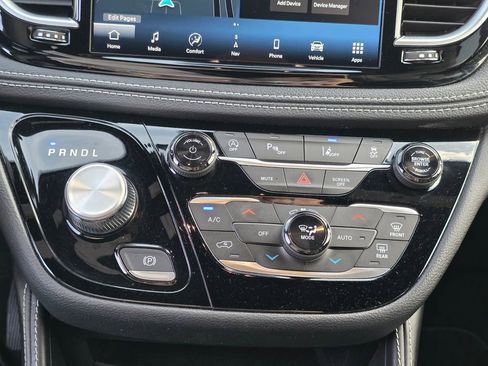 Used 2025 Chrysler Pacifica Limited image 24