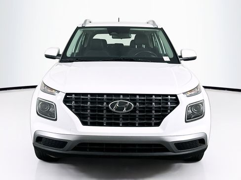 Used 2025 Hyundai Venue SEL FWD image 2