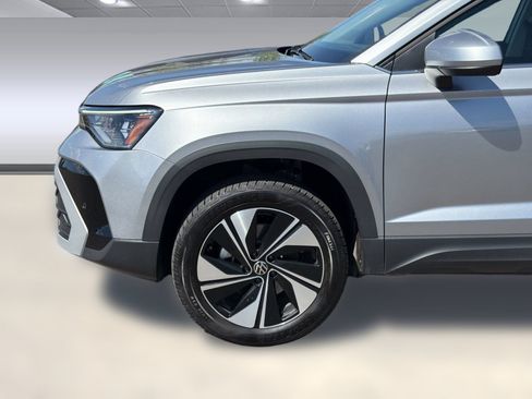 Used 2025 Volkswagen Taos SE AWD/4WD image 13