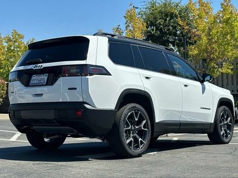 Used 2026 Jeep Cherokee Overland w/ Trailer Tow Group AWD/4WD image 4