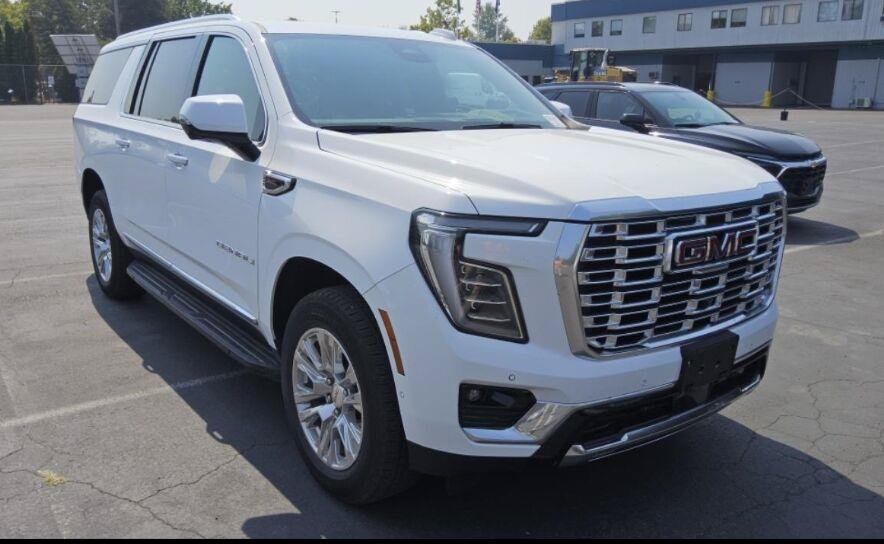 Used 2025 GMC Yukon XL Denali AWD/4WD image 2