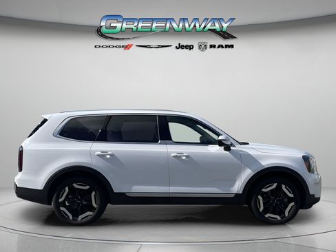 Used 2024 Kia Telluride EX w/ EX Captain's Chair Package FWD image 5