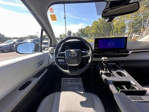 Used 2025 Toyota Sienna XLE w/ XLE Plus Package AWD/4WD image 16