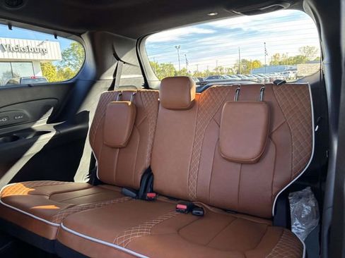 New 2026 Chrysler Pacifica Pinnacle image 8