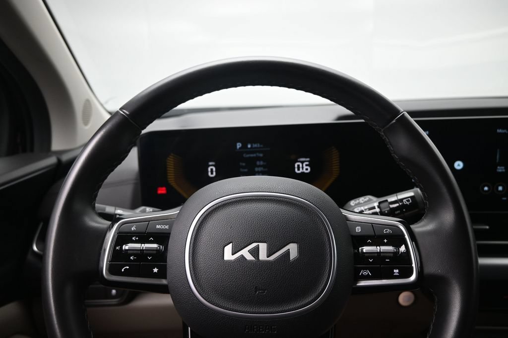 Used 2025 Kia Carnival FWD image 13