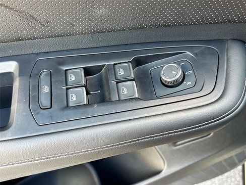 Used 2025 Volkswagen Atlas SE FWD image 17
