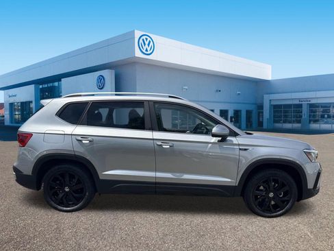 Used 2023 Volkswagen Taos SE w/ Panoramic Sunroof Package AWD/4WD image 8