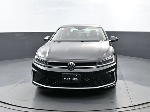Used 2025 Volkswagen Jetta SE FWD image 2