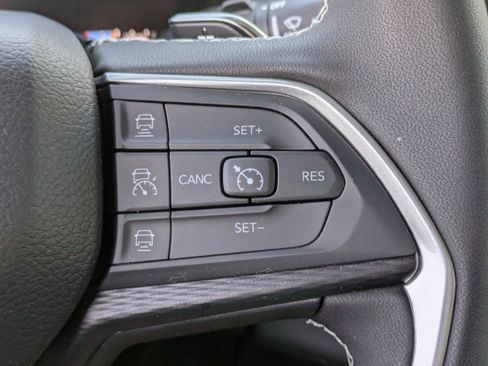 Used 2025 Jeep Grand Cherokee Laredo X image 25