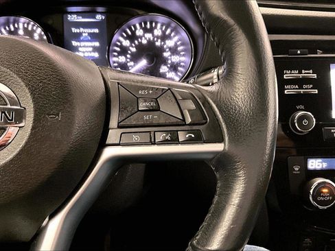 Used 2017 Nissan Rogue SV image 18