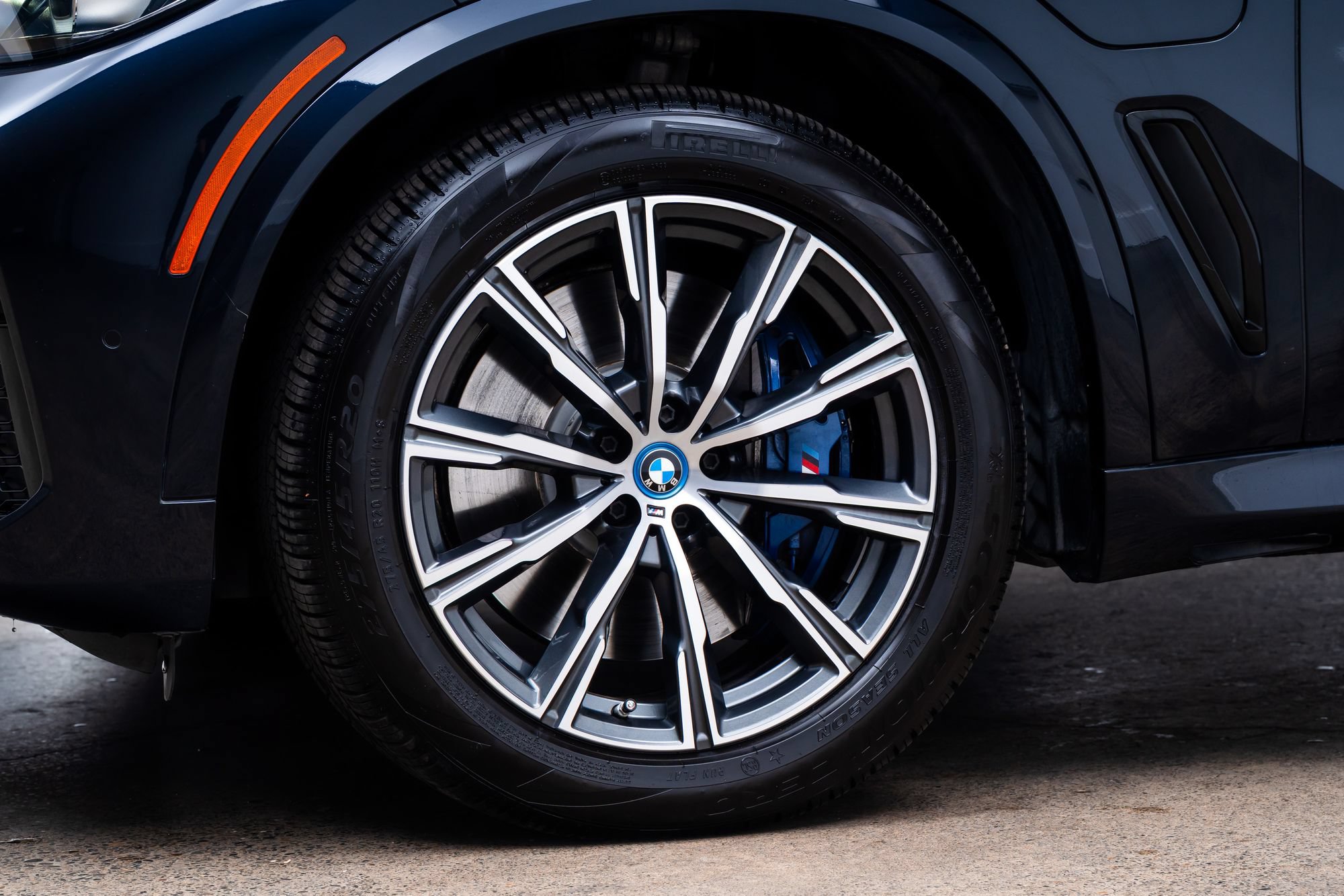 Used 2023 BMW X5 xDrive45e w/ M Sport Package AWD/4WD image 4