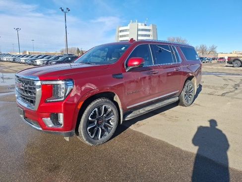 Used 2022 GMC Yukon XL SLT w/ SLT Premium Package image 2