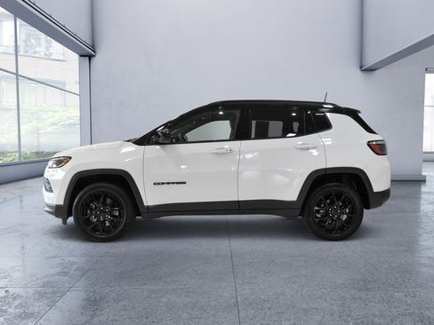 Used 2024 Jeep Compass Latitude w/ Convenience Group AWD/4WD image 2