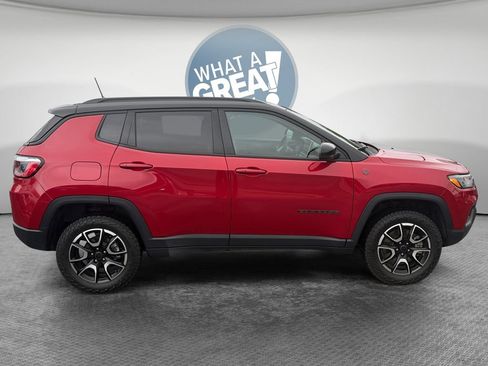 Used 2025 Jeep Compass Trailhawk AWD/4WD image 2