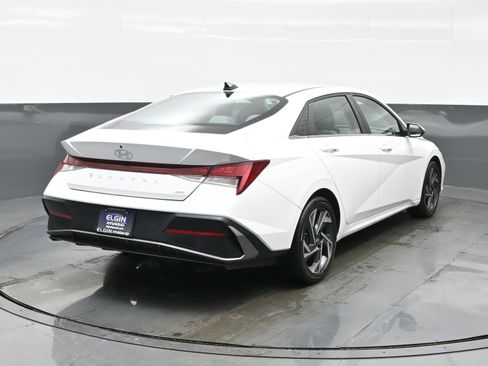 Certified 2025 Hyundai Elantra Limited image 6