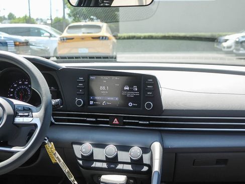 Certified 2023 Hyundai Elantra SE FWD image 17