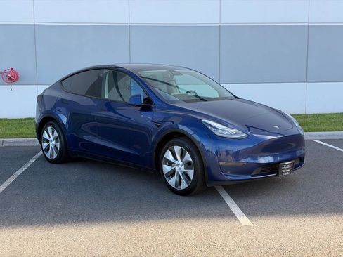 Used 2022 Tesla Model Y Long Range AWD/4WD image 3