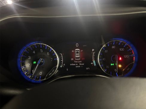 Used 2024 Chrysler Pacifica Touring-L image 28