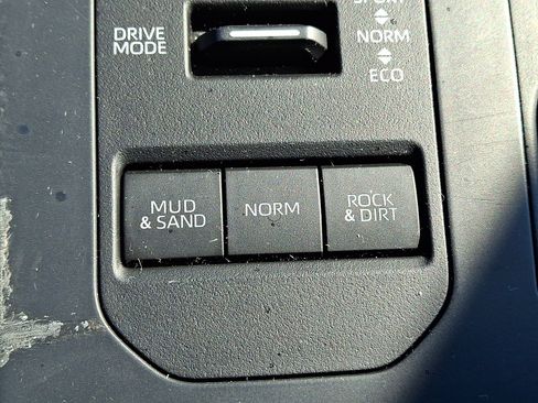 Used 2025 Toyota Highlander XLE image 26