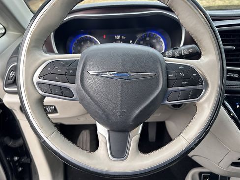 Certified 2019 Chrysler Pacifica Limited w/ Tire & Wheel Group image 11