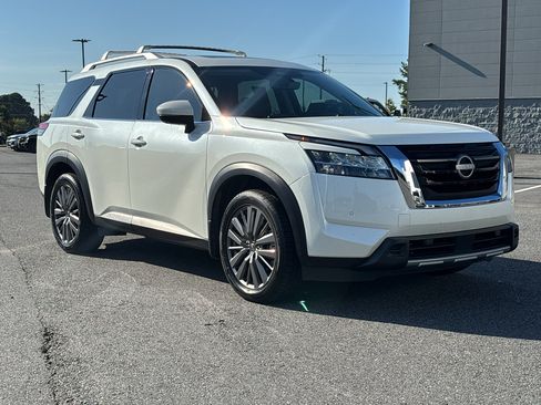 Used 2024 Nissan Pathfinder SL w/ SL Premium Package FWD image 3