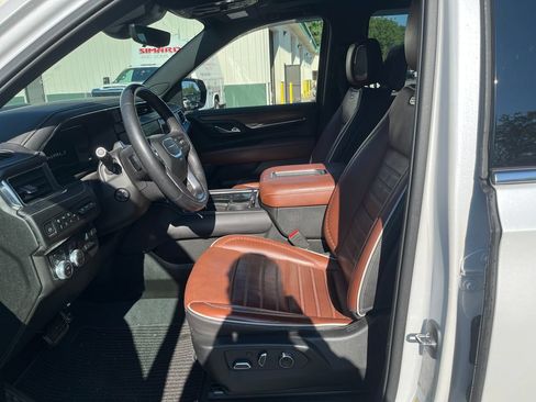 Used 2023 GMC Yukon XL Denali Ultimate AWD/4WD image 11