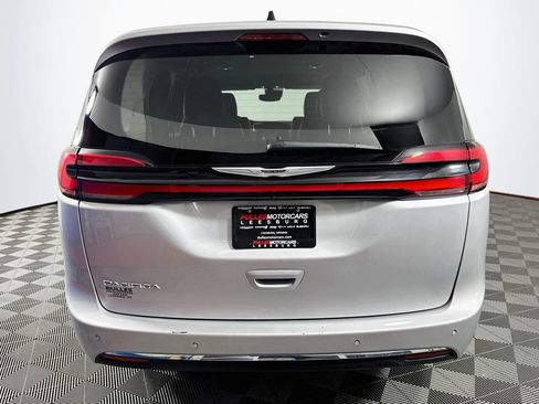 Used 2024 Chrysler Pacifica Touring-L FWD image 6
