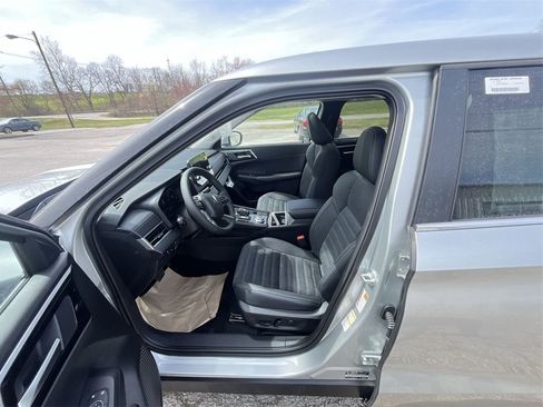 New 2025 Mitsubishi Outlander SE image 11