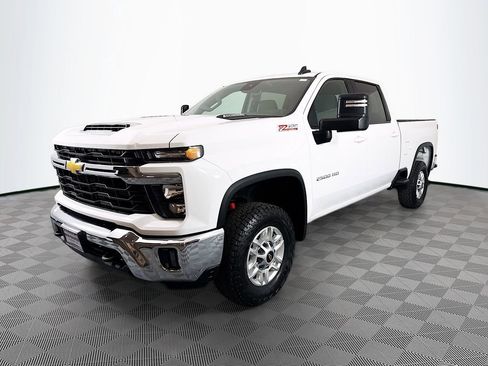 Used 2024 Chevrolet Silverado 2500 LT w/ Convenience Package AWD/4WD image 3