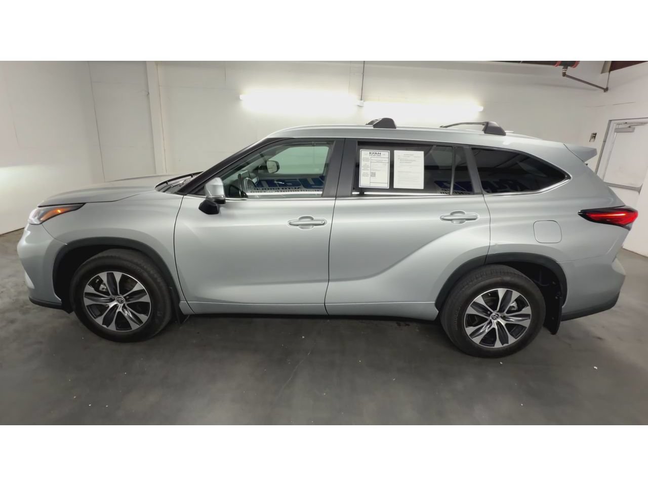 Used 2023 Toyota Highlander XLE FWD image 5