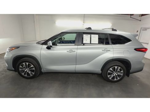 Used 2023 Toyota Highlander XLE FWD image 5
