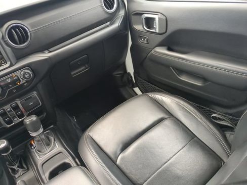 Used 2019 Jeep Wrangler Unlimited Sahara AWD/4WD image 18