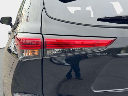 Used 2023 Toyota Highlander Limited AWD/4WD image 10