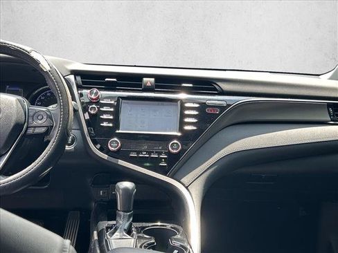 Used 2019 Toyota Camry SE w/ Convenience Package FWD image 4