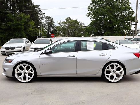 Used 2017 Chevrolet Malibu LT FWD image 4