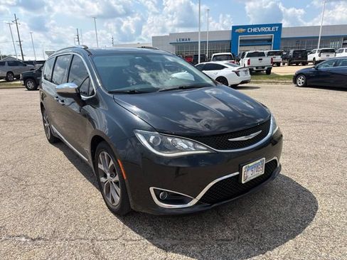 Used 2017 Chrysler Pacifica Limited FWD image 2