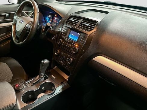 Used 2016 Ford Explorer XLT image 30