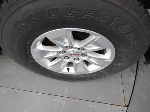 Certified 2022 GMC Sierra 1500 SLE image 9