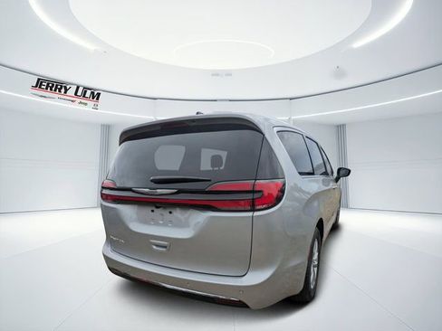 New 2026 Chrysler Pacifica Select image 3