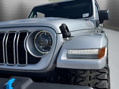 Used 2024 Jeep Wrangler Unlimited Sahara AWD/4WD image 31