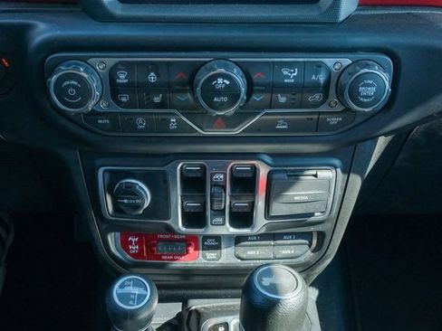 Used 2022 Jeep Wrangler Unlimited Rubicon w/ Cold Weather Group AWD/4WD image 19