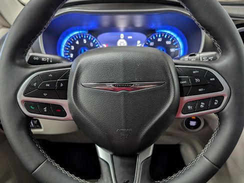 Used 2024 Chrysler Pacifica Touring-L image 12