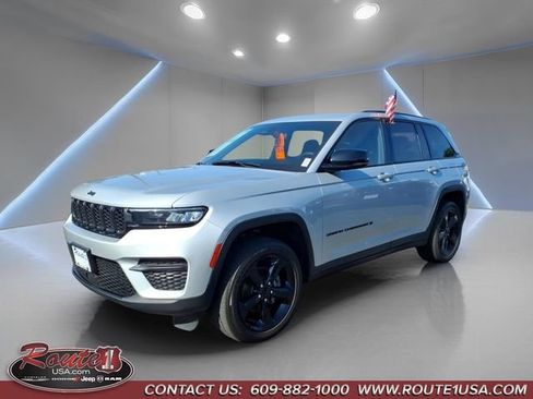 Used 2023 Jeep Grand Cherokee Altitude AWD/4WD image 8