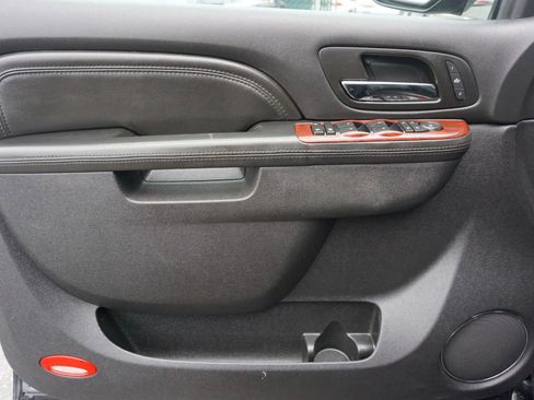 Used 2010 Cadillac Escalade Premium image 8