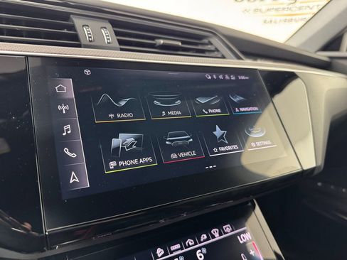 Used 2022 Audi e-tron S Prestige w/ Prestige Package AWD/4WD image 18